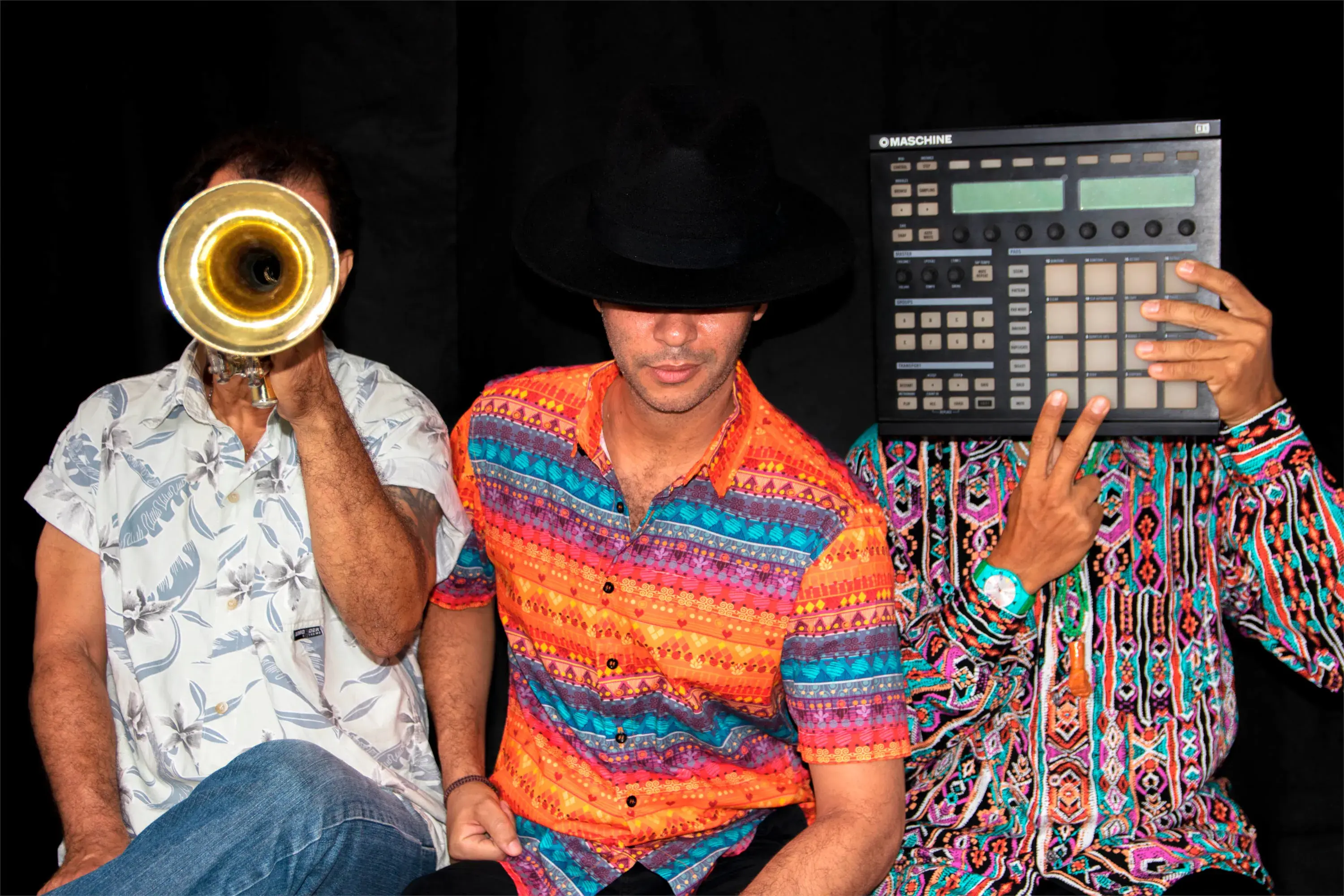 Roberto Patrício, Alê Maia e Hamilton Tenório com os rostos cobertos respectivamente, por um trompete, um chápeu preto e um machine.